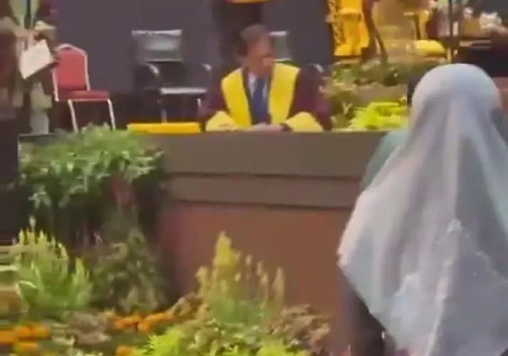 برای دیدن؛ سلطان برونئی در مراسم رسمی به زمین افتاد 22 برای دیدن؛ سلطان برونئی در مراسم رسمی به زمین افتاد