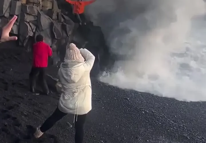 برای دیدن؛ موج بزرگی به گردشگر در حال عکاسی برخورد کرد