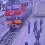 برای دیدن؛ نجات معجزه آسا مردی که زیر قطار گیر کرده بود