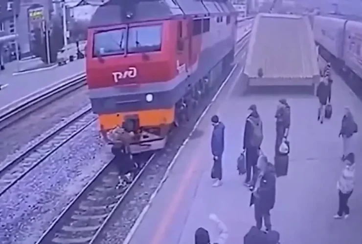 برای دیدن؛ نجات معجزه آسا مردی که زیر قطار گیر کرده بود