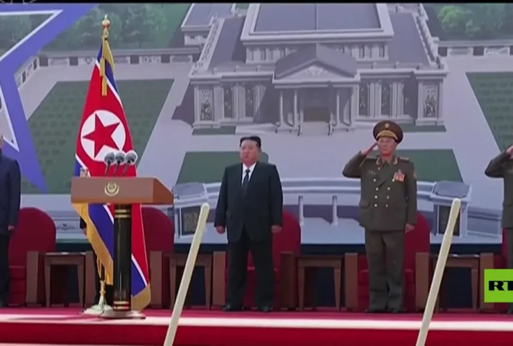 برای دیدن؛ کیم جونگ اون در حین ساخت بنای نظامی پارو می زند