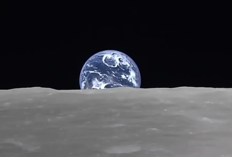 تایم لپس زیبای طلوع زمین از بالای ماه