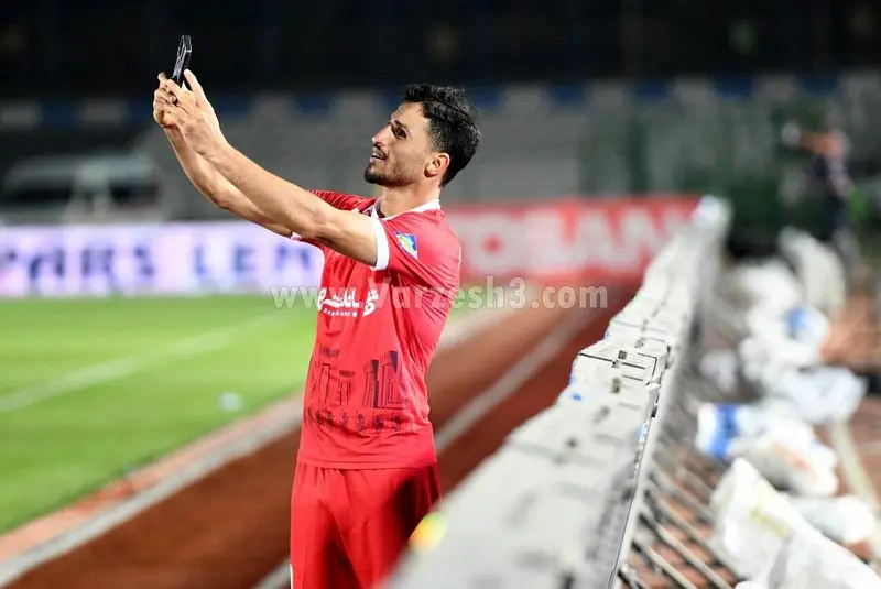 تصویر سلفی ویژه آقای گل پرسپولیس با هواداران بعد از گل! 4 knmxuthc6