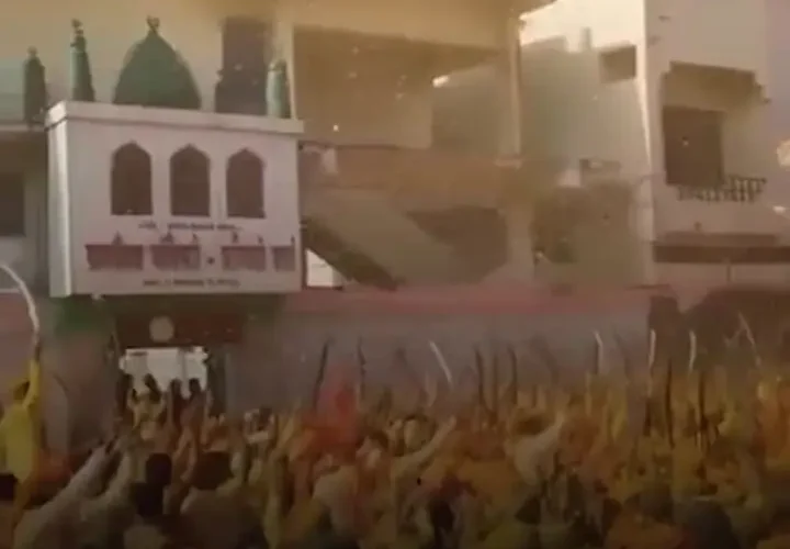 تندروهای هندو با شمشیر جلوی مسجد می رقصند