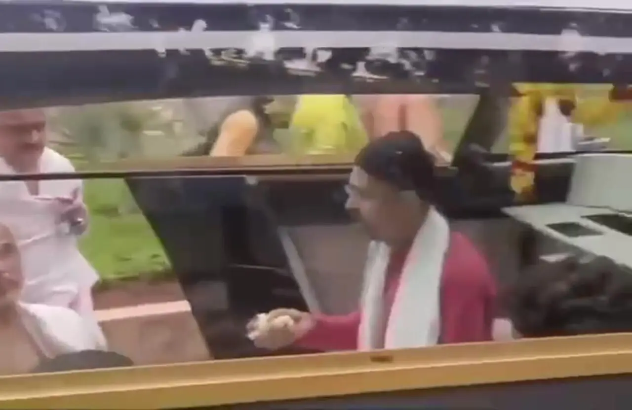 خودروی بدون راننده در هند خبرساز شد! 1 خودروی بدون راننده در هند خبرساز شد!