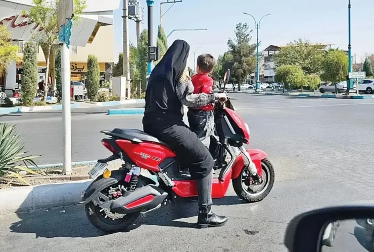 درباره عکس موتور سواری زن و فرزندش / می نشینم و صبور می شوم