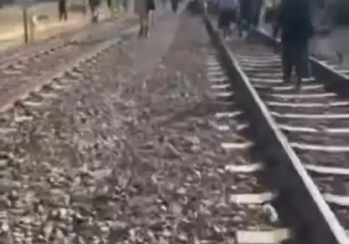 درگیری صبحگاهی مسافران: ماجرای گرفتار شدن افراد در واگن های متروی تهران چیست؟