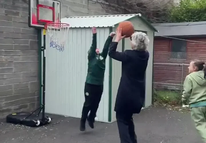 رئیس جمهور ایرلند یک میلیون روپیه پرداخت کرد. 21 رئیس جمهور ایرلند یک میلیون روپیه پرداخت کرد.