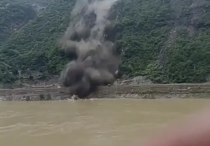 رانش زمین یک ساختمان بزرگ را در شیان چین تخریب کرد