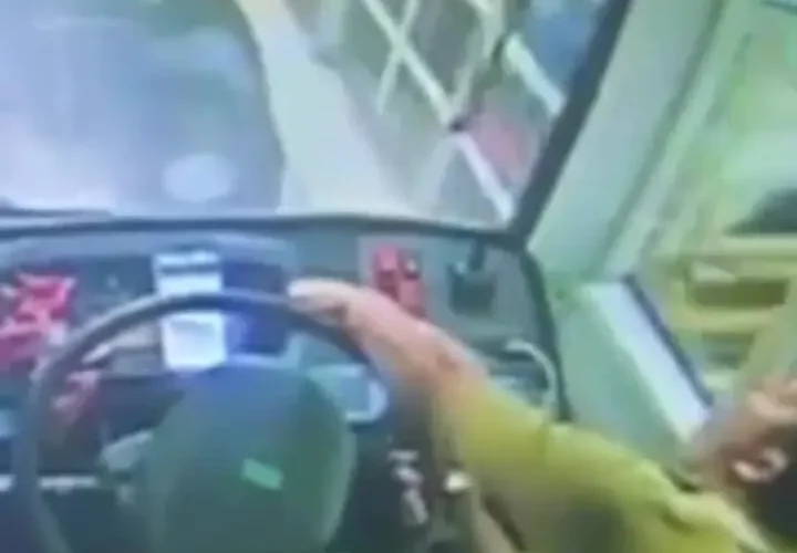 راننده اتوبوس که به طور تصادفی مجروح شد