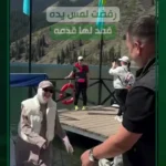 رفتار خنده دار مرد بعد از اینکه زن از از دست دادن امتناع می ورزد