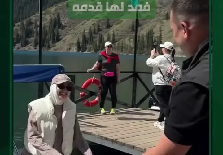 رفتار خنده دار مرد بعد از اینکه زن از از دست دادن امتناع می ورزد