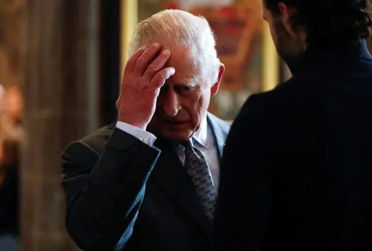 سقوط تاج در سکوت باکینگهام 12 سقوط تاج در سکوت باکینگهام