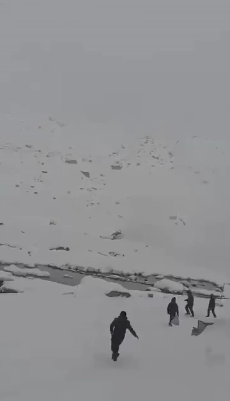 سقوط هلیکوپتر در قله های برفی اورست 1 سقوط هلیکوپتر در قله های برفی اورست