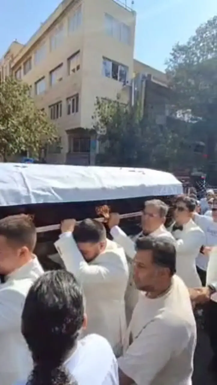 سنج و دمام زنی در مراسم تشییع پیکر ناصر تقوایی