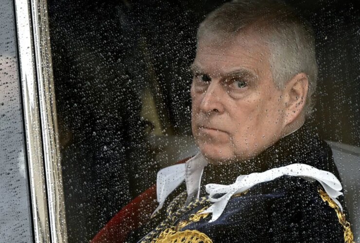 شاهزاده اندرو عناوین سلطنتی را کنار می گذارد