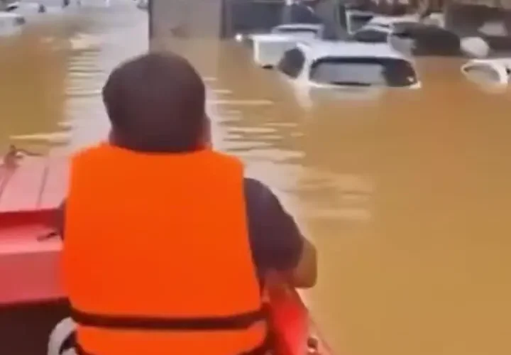 صحنه عجیب اتومبیل های غرق شده در ویتنام