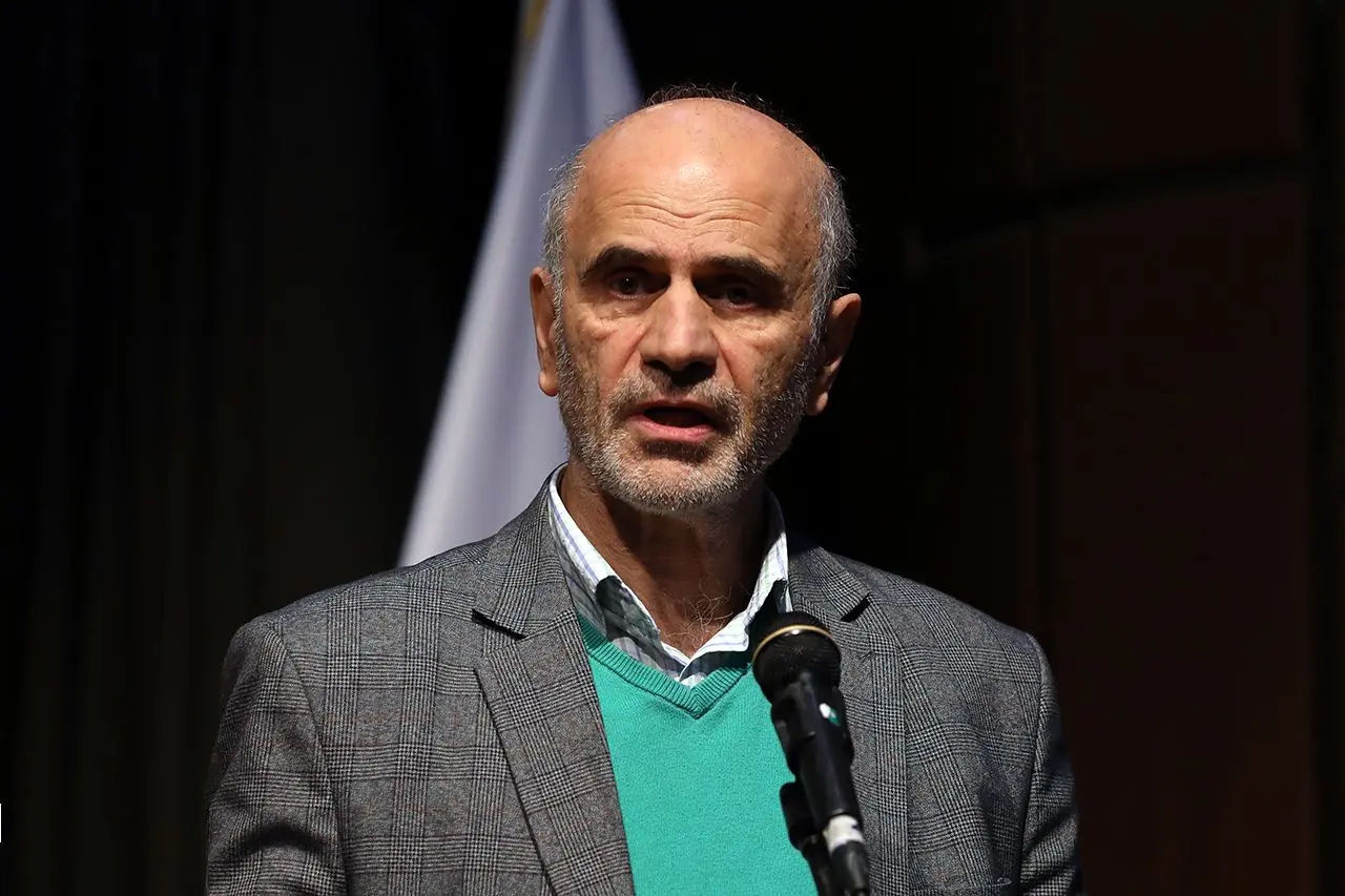 فارشاد مومنi: رئیس مجلس به درستی گفت که دولت نمی تواند کشور را در هوا نگه دارد