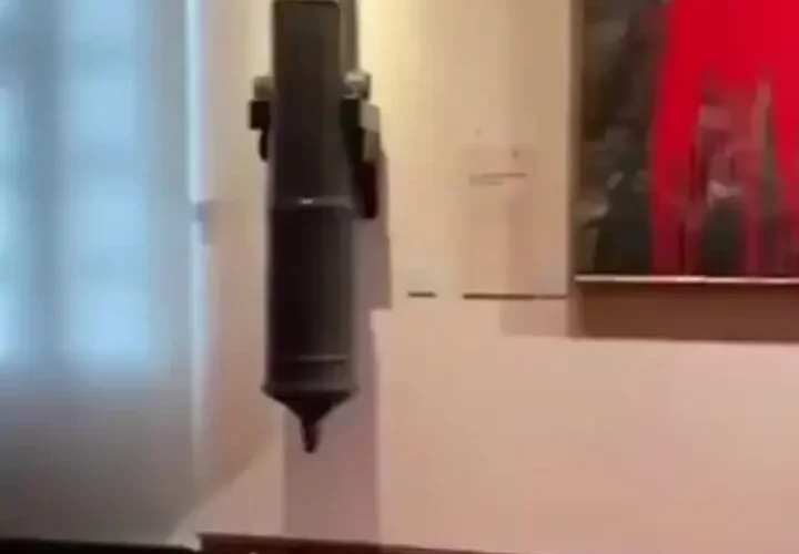 قرمز روی نقاشی کریستوفر کلمب در اسپانیا پاشید 23 قرمز روی نقاشی کریستوفر کلمب در اسپانیا پاشید