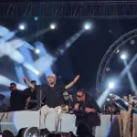 لحظه ای که "Sun Band" با یک وسیله نقلیه ویژه به برج Milad Air Milad رسید تا یک کنسرت برگزار کند!