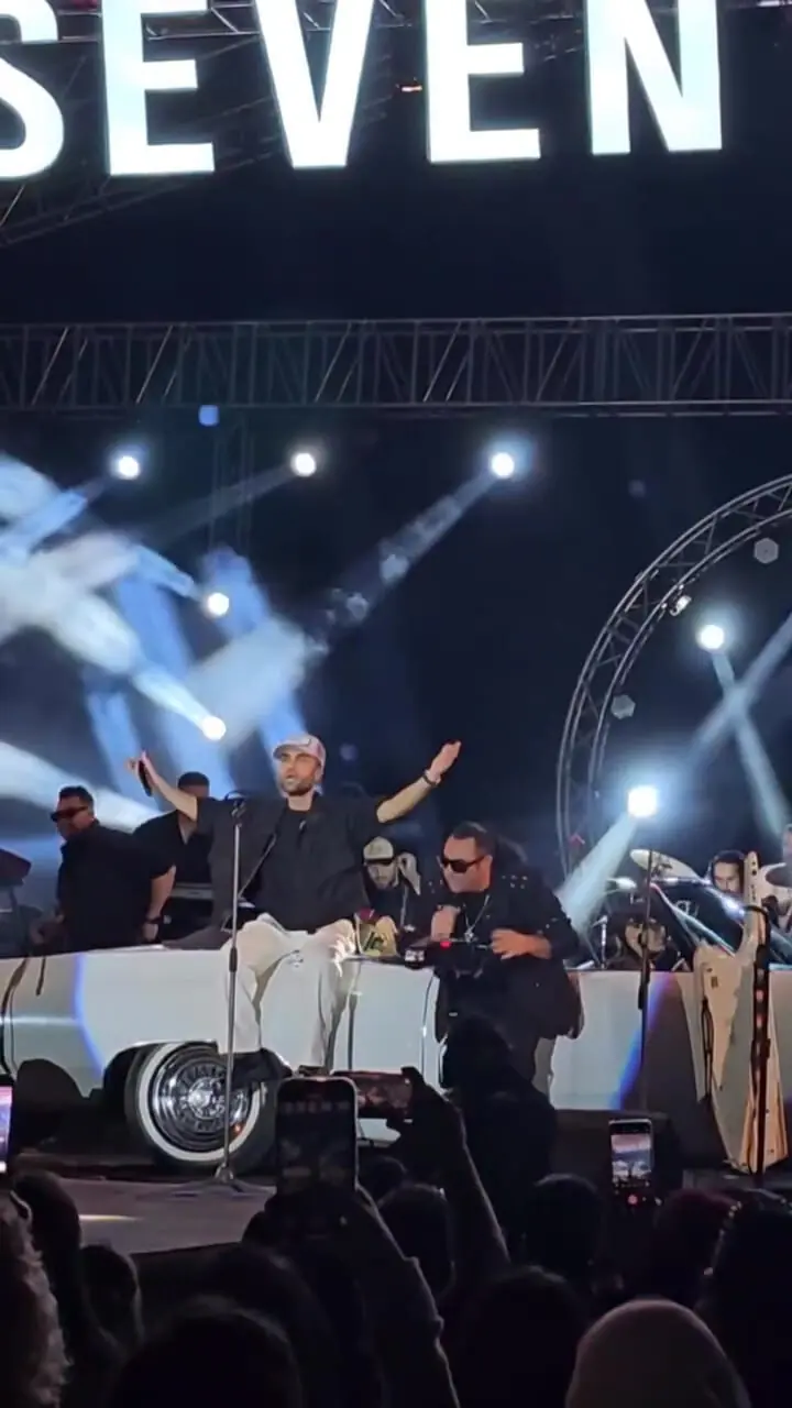 لحظه ای که "Sun Band" با یک وسیله نقلیه ویژه به برج Milad Air Milad رسید تا یک کنسرت برگزار کند!