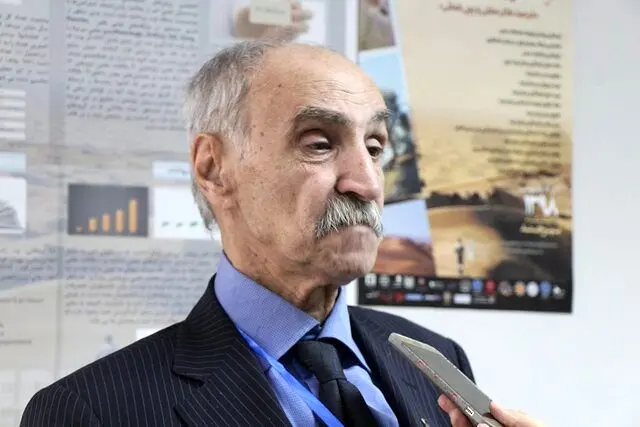 ما همه چیز را از دست می دهیم زیرا به دلیل معدن/ تالاب گاوخونی مانند یک قهوه خانه بود/ آن را فرو ریخت و سوراخ ها می توانند تالابها را به طور کامل از بین ببرند/ ما با این روند زندگی در ایران را نابود می کنیم.