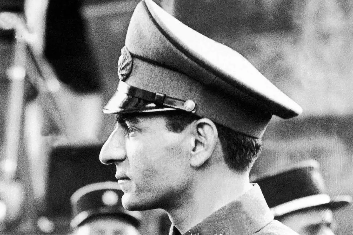 محمد رضا پهلوی در حال آزمایش یک جنگجو عجیب است. 1327