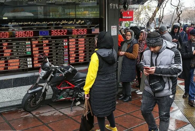 مسیر مختلف طلا و دلار در بازار تهران