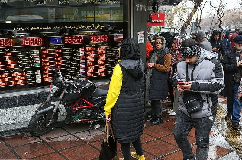 مسیر مختلف طلا و دلار در بازار تهران