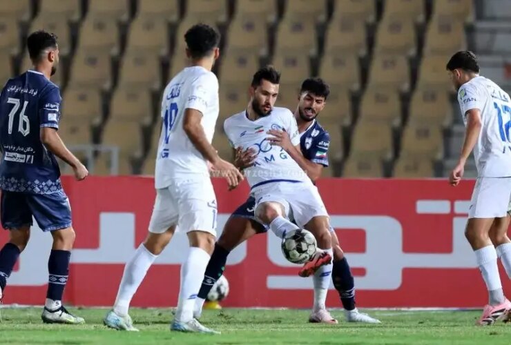 نمایشنامه های استقلال با یک بطری پرتاب و شعارها!