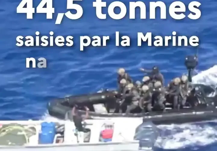 نیروی دریایی فرانسه قایق حامل کوکائین را هدف قرار داد 6 نیروی دریایی فرانسه قایق حامل کوکائین را هدف قرار داد