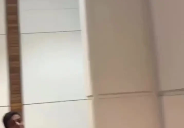 هواداران برای گرفتن عکس با بهنام شرفی هجوم می آورند 13 هواداران برای گرفتن عکس با بهنام شرفی هجوم می آورند