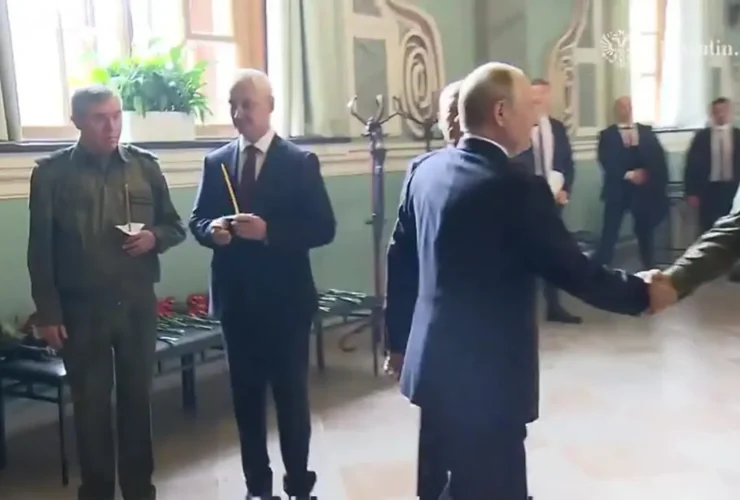 پوتین در روز تولد خود با فرماندهان ارتش در کلیسا ملاقات کرد 13 پوتین در روز تولد خود با فرماندهان ارتش در کلیسا ملاقات کرد