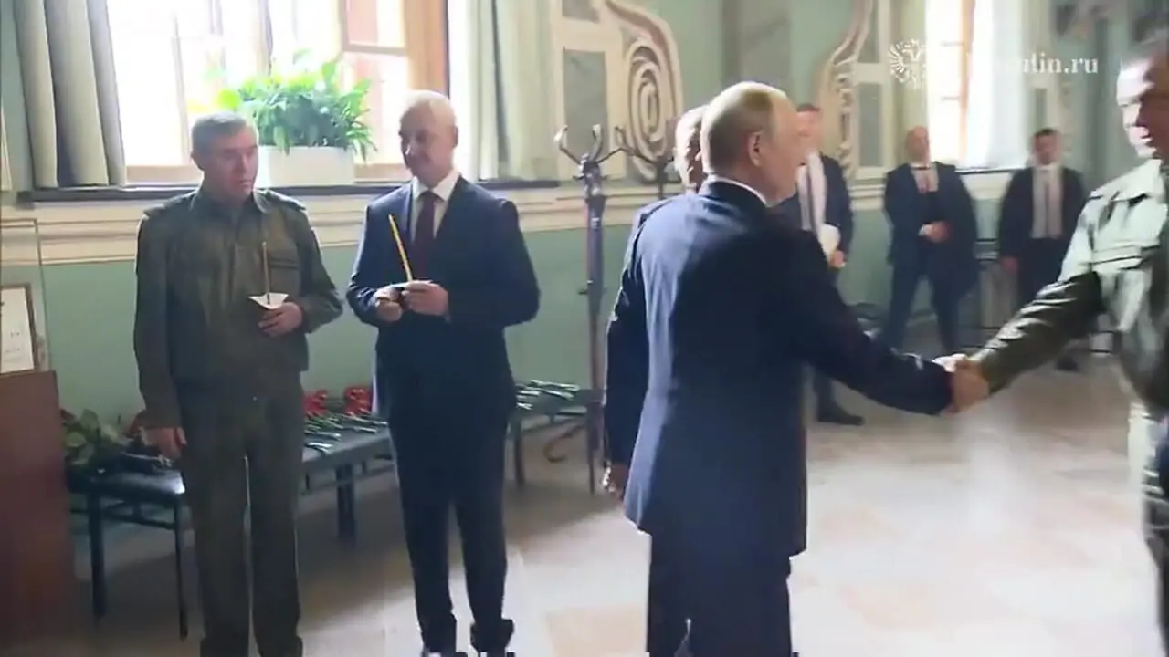 پوتین در روز تولد خود با فرماندهان ارتش در کلیسا ملاقات کرد