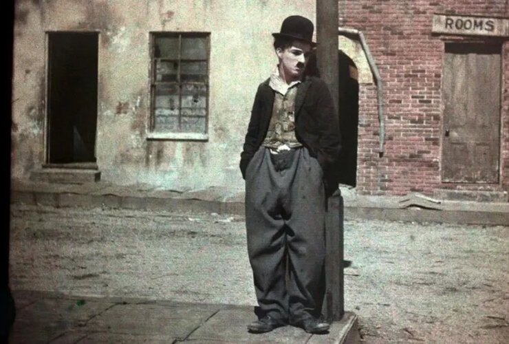 چارلی چاپلین: فالگیر گفت که یک دوره فوق العاده در زندگی شما شروع می شود. 32 چارلی چاپلین: فالگیر گفت که یک دوره فوق العاده در زندگی شما شروع می شود.