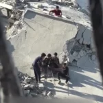 کودکان غزه شادی را در ویرانه خانه ها جستجو می کنند