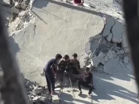 کودکان غزه شادی را در ویرانه خانه ها جستجو می کنند