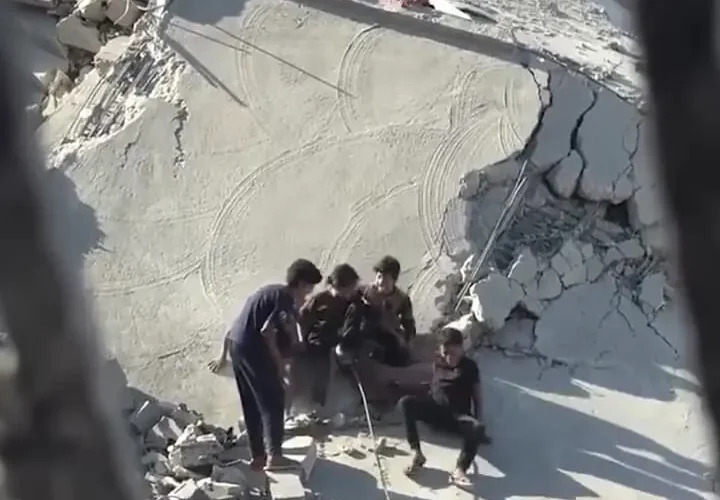 کودکان غزه شادی را در ویرانه خانه ها جستجو می کنند 20 کودکان غزه شادی را در ویرانه خانه ها جستجو می کنند