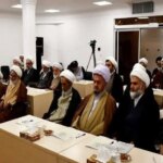 گزارش در مورد زنان ، صدای مقامات و دانشگاهیان را با خود به ارمغان می آورد. ما نوعی ممتنع و بی تفاوتی نسبت به مقامات می بینیم.