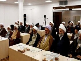 گزارش در مورد زنان ، صدای مقامات و دانشگاهیان را با خود به ارمغان می آورد. ما نوعی ممتنع و بی تفاوتی نسبت به مقامات می بینیم.
