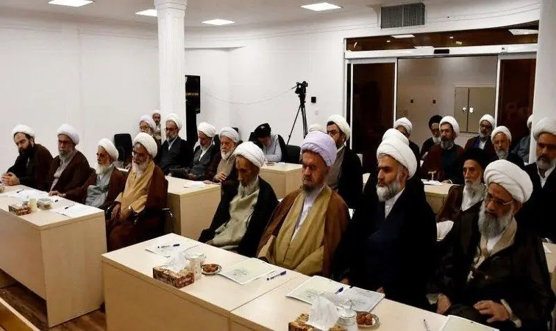 گزارش در مورد زنان ، صدای مقامات و دانشگاهیان را با خود به ارمغان می آورد. ما نوعی ممتنع و بی تفاوتی نسبت به مقامات می بینیم.