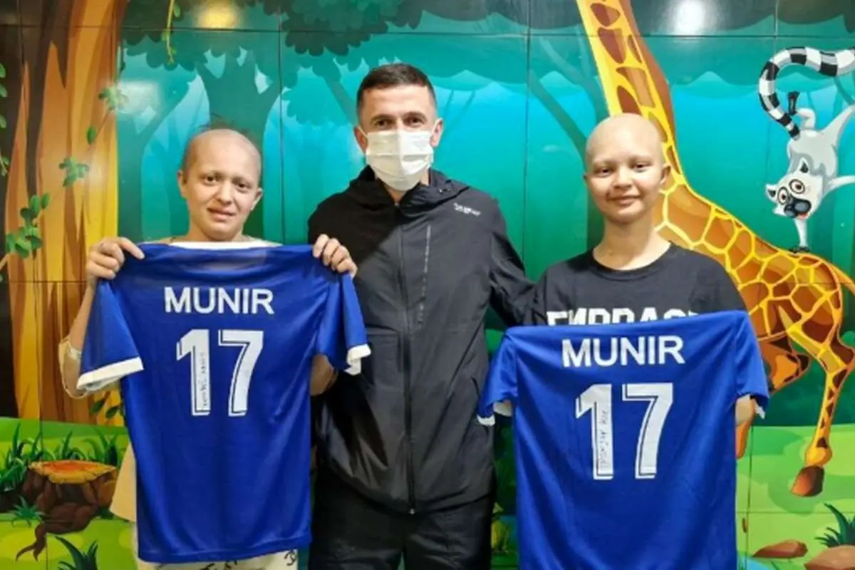 تصویر آسایش ستاره استقلال در کنار کودکان سرطانی