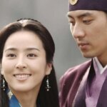 «سوسانو» در پشت صحنه «جومونگ» به یکی از هوادارانش امضا می‌دهد.