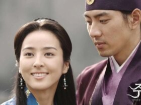 «سوسانو» در پشت صحنه «جومونگ» به یکی از هوادارانش امضا می‌دهد.