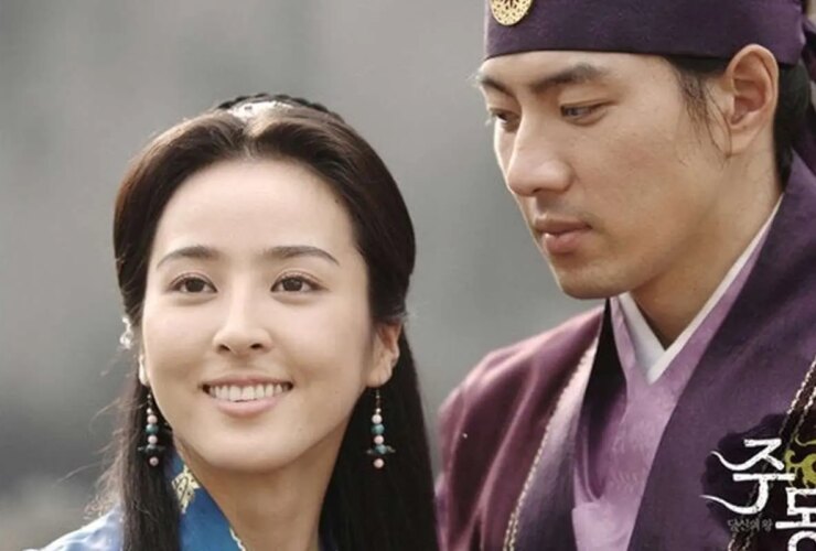 «سوسانو» در پشت صحنه «جومونگ» به یکی از هوادارانش امضا می‌دهد.