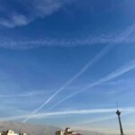 ماجرای رگه های دود عجیب در آسمان تهران چیست؟