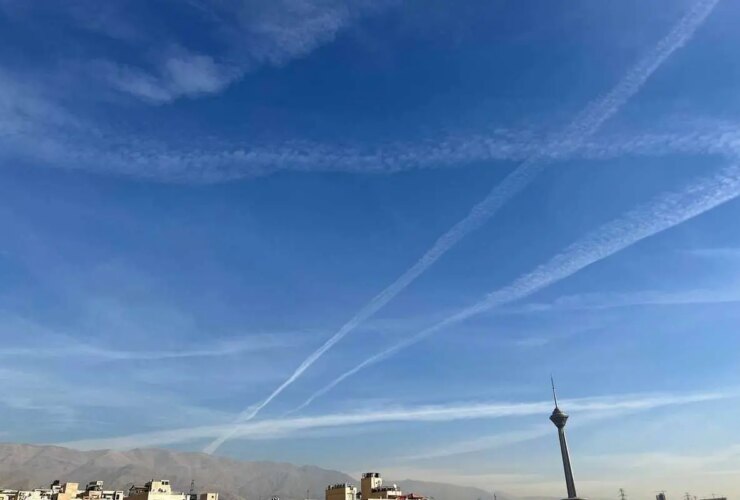 ماجرای رگه های دود عجیب در آسمان تهران چیست؟