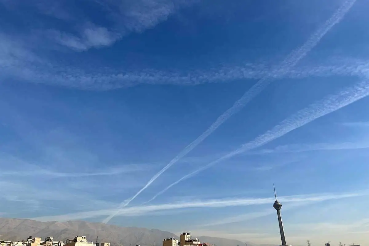 ماجرای رگه های دود عجیب در آسمان تهران چیست؟ 1 ماجرای رگه های دود عجیب در آسمان تهران چیست؟