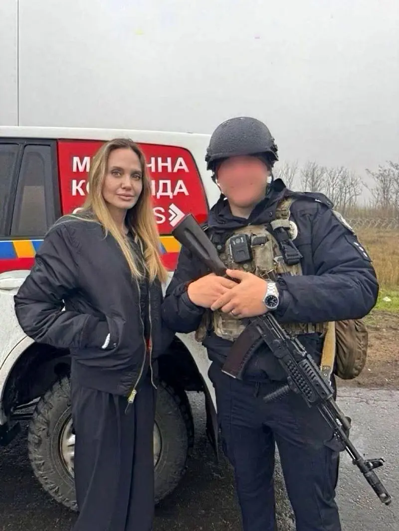 حضور آنجلینا جولی در شهر خرسون خط مقدم جنگ اوکراین 4 photo_2025-11-07_09-50-43