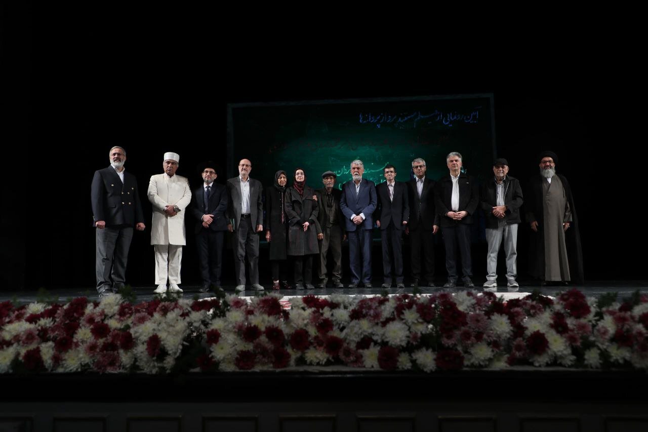 سید عباس صالحی; وزیر فرهنگ و ارشاد اسلامی: خانواده بیماران پروانه الگوی «می تواند» است. 4 سید عباس صالحی; وزیر فرهنگ و ارشاد اسلامی: خانواده بیماران پروهان یک